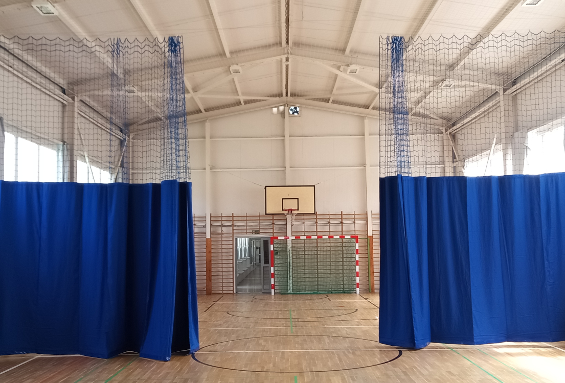 Montaż kotary dzielącej salę gimnastyczną